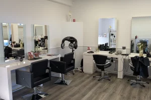 Moderner Friseursalon Haarstuuv in Großefehn mit stilvoller Einrichtung und Arbeitsplätzen
