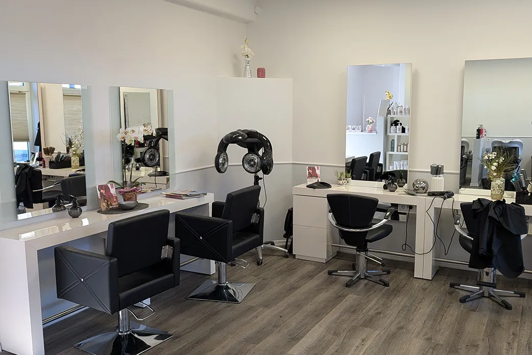 Moderner Friseursalon Haarstuuv in Großefehn mit stilvoller Einrichtung und Arbeitsplätzen